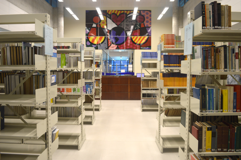 Imagem dentro da Biblioteca JFPE onde fica todos os livros na estante